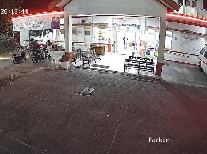 Pria berhelm terekam CCTV sedang mencuri motor trail milik relawan PMI di Kantor PMI Bantul, Minggu (20/7/2025) malam.