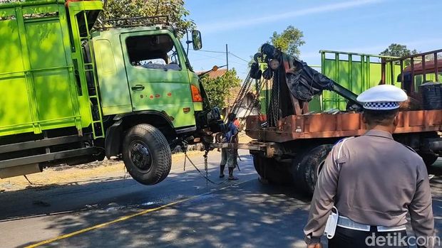 Proses evakuasi truk tabrak motor kurir paket di Pasuruan hingga meninggal menyebabkan kemacetan di 2 arah.