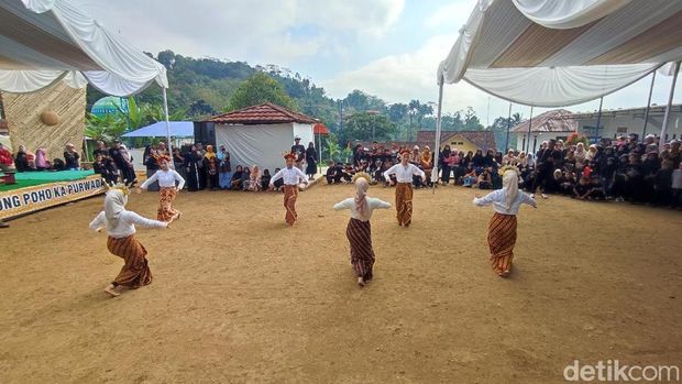 Prosesi Tradisi Hajat Lembur Kuring di Dusun Bangbayang Kidul, Desa Bangbayang, Kecamatan Cipaku, Kabupaten Ciamis.