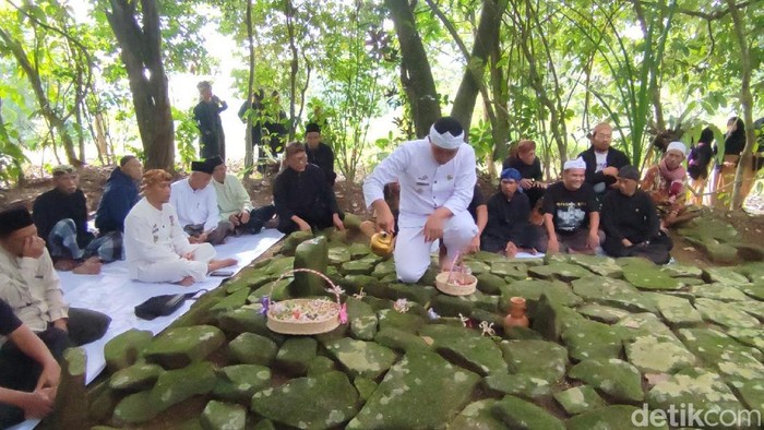 Prosesi Tradisi Hajat Lembur Kuring di Dusun Bangbayang Kidul, Desa Bangbayang, Kecamatan Cipaku, Kabupaten Ciamis.