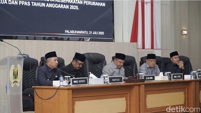 Rapat pengesahan Raperda RPJMD Kabupaten Sukabumi dipimpin Ketua DPRD Budi Azhar Mutawali. Hadir pula Wakil Ketua II H Usep, Wakil Ketua III Ramzi Akbar Yusuf, Bupati Sukabumi Asep Japar, Wakil Bupati Andreas, anggota DPRD, Forkopimda, kepala perangkat daerah, camat se-Kabupaten Sukabumi, dan tamu undangan lainnya.