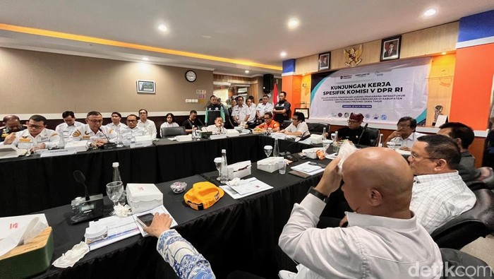 Rapat terbatas komisi V DPR-RI membahas kecelakaan KMP Tunu Pratama Jaya di Kantor ASDP Ketapang Banyuwangi.