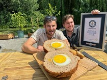 Wow! Scotch Egg Terbesar di Dunia Lebih Gede dari Bola Bowling