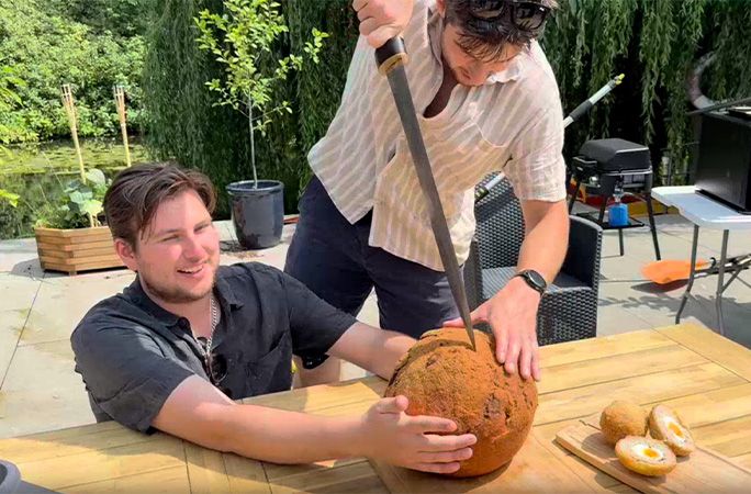 Wow! Scotch Egg Terbesar di Dunia Lebih Gede dari Bola Bowling