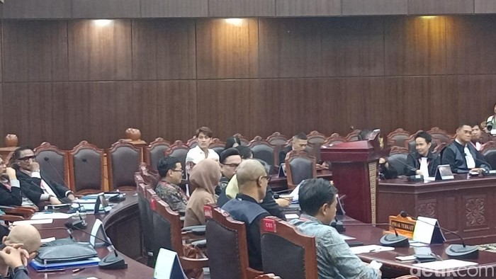 Rizky Billar mendampingi Lesti Kejora di Mahkamah Konstitusi, Jakarta Pusat, Selasa (22/7/2025).