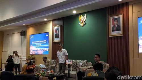 Rocky Gerung menghadiri forum penjaringan masukan terkait perumusan kebijakan pendakian Gunung Rinjani di kantor  Bappeda NTB, Selasa (22/7/2025). (Foto: Ahmad Viqi/detikBali)