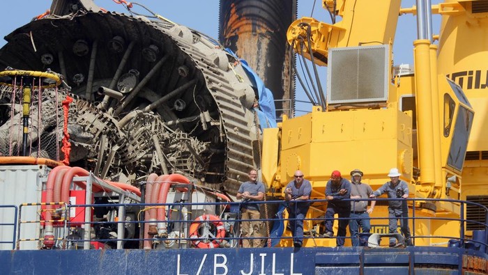 Roket SpaceX Meledak, Puing Dievakuasi Lewat Kapal A SEACOR Marine 335 Class L/B Jill liftboat transports debris from a SpaceX rocket, which exploded during a routine ground test at Starbase, the company's launch facility on the south Texas coast near the Mexican border, offshore from Matamoros, Mexico, July 20, 2025. REUTERS/Abraham Pineda