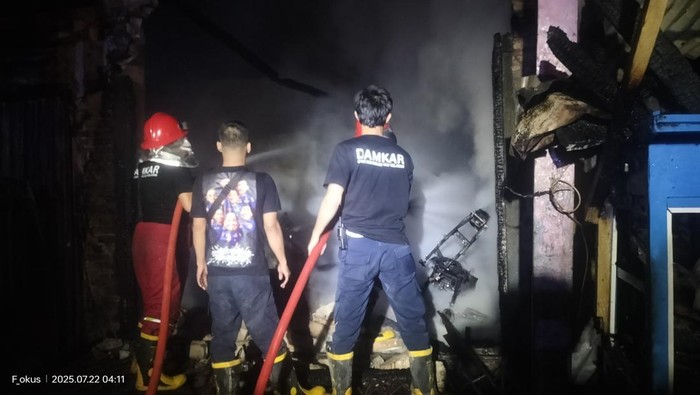 Saat petugas pemadam kebakaran memadamkan api yang melahap 4 unit ruko di OKU Selatan