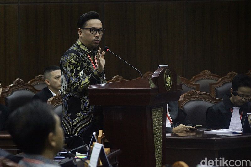 Sammy Simorangkir, Lesty Kejora memberi kesaksian pada Uji Materi UU Hak Cipta di Mahkamah KOnstitusi, Jakarta, Seasa (22/7/2025). Hadir pula beberapa musisi lain seperti Piyu Padi, Ikke Nurjanah dan Marcel Siahaan.