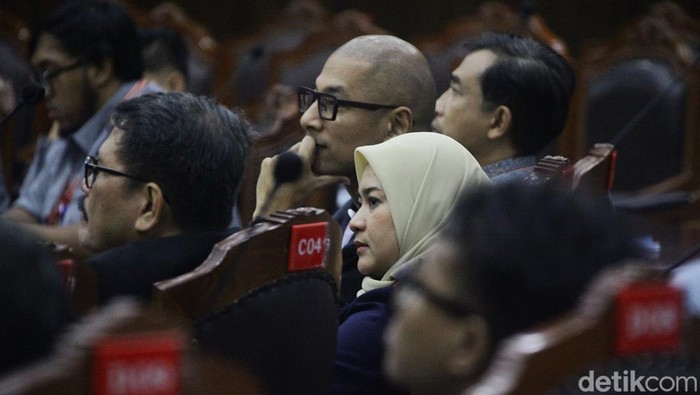 Sammy Simorangkir, Lesty Kejora memberi kesaksian pada Uji Materi UU Hak Cipta di Mahkamah KOnstitusi, Jakarta, Seasa (22/7/2025). Hadir pula beberapa musisi lain seperti Piyu Padi, Ikke Nurjanah dan Marcel Siahaan.
