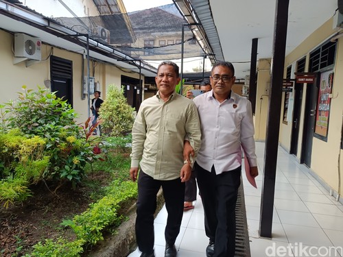 Sekdis Pariwisata NTB Chalid Tomassoang Bulu saat dibawa ke Rutan Polresta Mataram untuk menjalani penahanan, Senin (21/7/2025). (Abdurrasyid Efendi/detikBali)