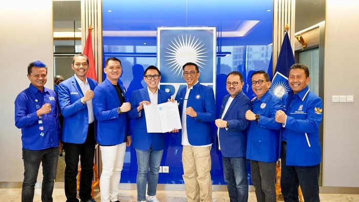 Sekjen PAN Eko Patrio menyerahkan surat pengesahan pengurus PAN Jatim kepada Ketua DPW PAN Jatim Ahmad Rizki Sadig.