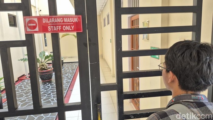 Seorang pengunjung sidang menilik ruang tahanan para terdakwa yang akan di sidang di PN Cibadak