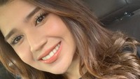 Ratu Dandgdut ini sangat gak pelit ilmu. Suka ngajarin, meskipun kita suka deg-degan juga kalau nyanyi di depan Umi, Aku basic-nya gak begitu bisa nyanyi dangdut. Belajar dikit-dikit khususnya lagu Umi, puji Azella teruntuk sang nenek. Foto: dok. Instagram Azella Alhamid