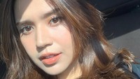 Soal kedekatan dengan Elvy Sukaesih, Azella memuji neneknya adalah sosok yang gak pelit dengan ilmu. Foto: dok. Instagram Azella Alhamid
