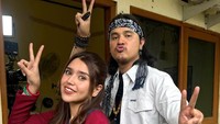 Momen Azella di lokasi syuting Para Pencari Tuhan Jilid 18 bersama Esa Sigit yang berperan sebagai Bumi. Foto: dok. Instagram Azella Alhamid