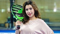 Sharifa Azella Alhamid dikenal sebagai pesinetron dan wajahnya makin familiar saat membintangi Para Pencari Tuhan Jilid 18 selama Ramadhan 2025. Dia berperan sebagai Pertiwi. Foto: dok. Instagram Azella Alhamid