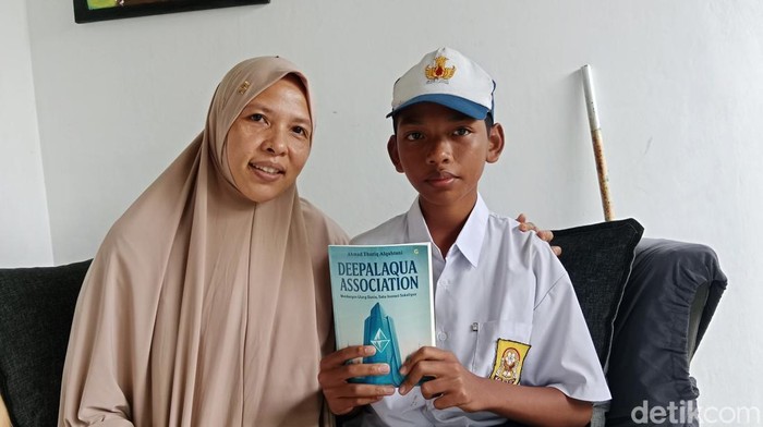 Siswa SMP di Lombok Timur, Ahmad Toriq Alqahtani, penulis novel, bersama ibunya Sri Handayani, Selasa (22/7/2025).