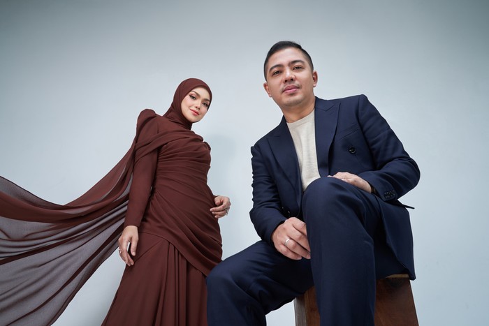 Siti Nurhaliza Siti Nurhaliza kembali berkolaborasi dengan Ade Govinda dalam lagu Menamakanmu Cinta.