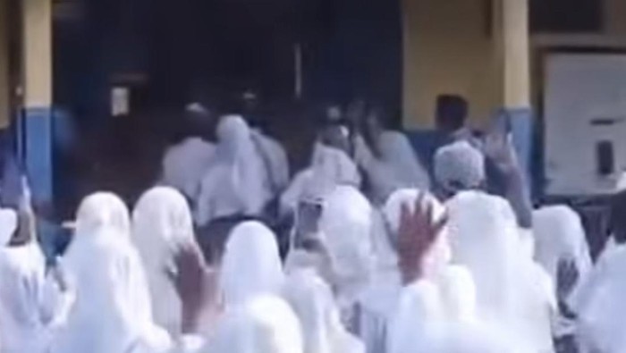 Kepala Sekolah (Kepsek) SMAN 2 Wangi-wangi, Hasanuddin di Kabupaten Wakatobi, Sulawesi Tenggara (Sultra), didemo siswanya.
