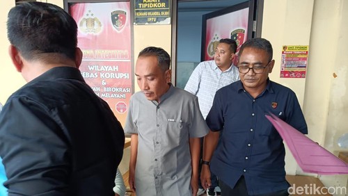 Staf fungsional DPMPTSP NTB, Haryadi Wahyudin (kemeja abu-abu),dibawa ke Rutan Polresta Mataram untuk ditahan dalam kasus korupsi pengadaan masker COVID19, Selasa (22/7/2025).