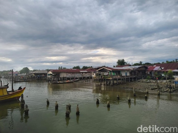 Suasana di dermaga yang ada di Pulau Kampai