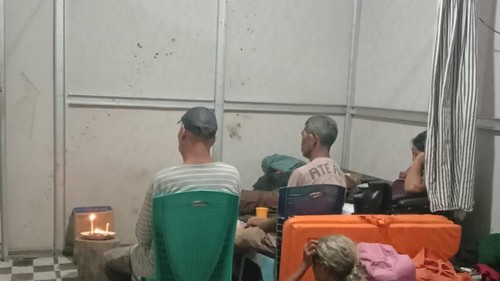 Suasana duka di rumah huntara Yohanes Poleng Noba, korban erupsi Gunung Lewotobi Laki-laki, yang meninggal di pengungsian huntara Desa Konga, Kecamatan Titehena, Flores Timur, Selasa malam (22/7/2025). (Istimewa)