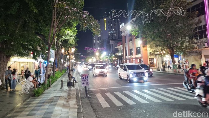 Suasana lengang dan nyaman di Tunjungan Romansa tanpa adanya parkir tepi jalan umum (TJU).