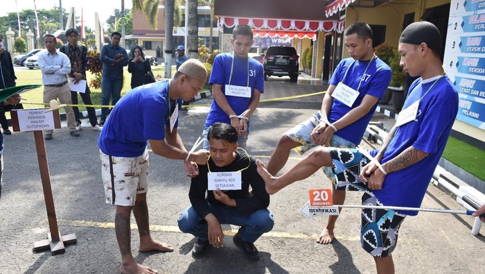 Suasana rekonstruksi kasus pengeroyokan hingga mengakibatkan seorang pemuda meninggal dunia di Sutopadan, Kasihan, Bantul, Selasa (22/7/2025).