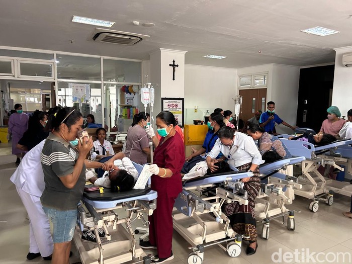 Suasana siswa SMP 8 Kupang diduga keracunan MBG dirawat di IGD RSUD S.K Lerik, Kota Kupang, NTT, Selasa (22/7/2025). (Simon Selly/detikBali)