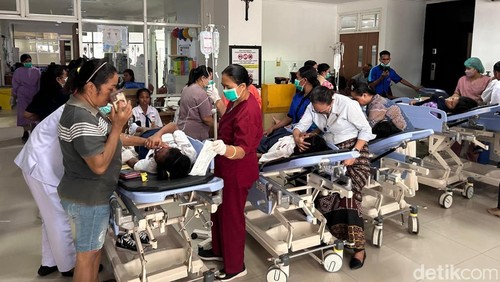 Suasana siswa SMP 8 Kupang diduga keracunan MBG dirawat di IGD RSUD S.K Lerik, Kota Kupang, NTT, Selasa (22/7/2025). (Simon Selly/detikBali)