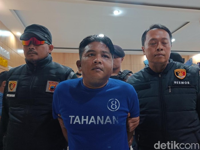 Suswanto alias Icus (45) pelaku pembunuhan berencana di Desa Baleraksa, Kecamatan Karangmoncol, Kabupaten Purbalingga, saat di Polres Purbalingga, Senin (21/7/2025).