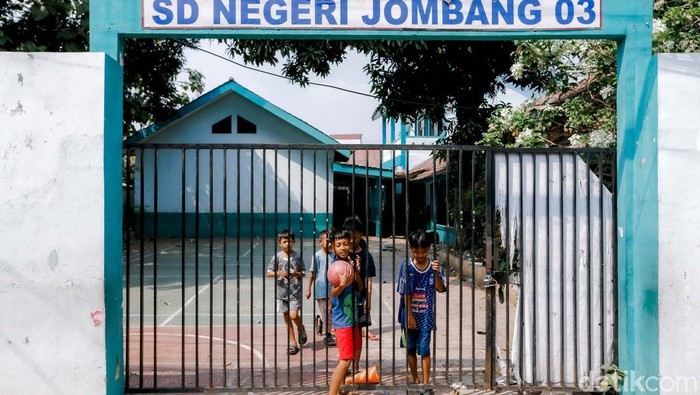 Tangsel Bakal Revitalisasi 20 Sekolah, Anggaran Rp184 Miliar Sejumlah anak bermain di SDN Jombang 03, Tangerang Selatan, Selasa (22/7/2025). Pemerintah Kota (Pemkot) Tangerang Selatan (Tangsel) akan membangun dan merevitalisasi 20 gedung sarana pendidikan sepanjang tahun 2025.