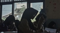 Menurut keterangan guru, orang tua murid mengeluhkan lokasi bangunan sekolah yang belum direlokasi ke tempat yang baru. ANTARA FOTO/ Fakhri Hermansyah