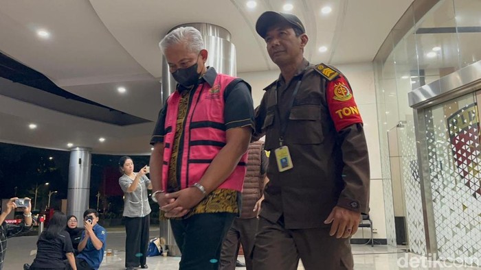 Penampakan 8 Tersangka Kasus Korupsi Kredit Bank ke Sritex Berbaju Tahanan