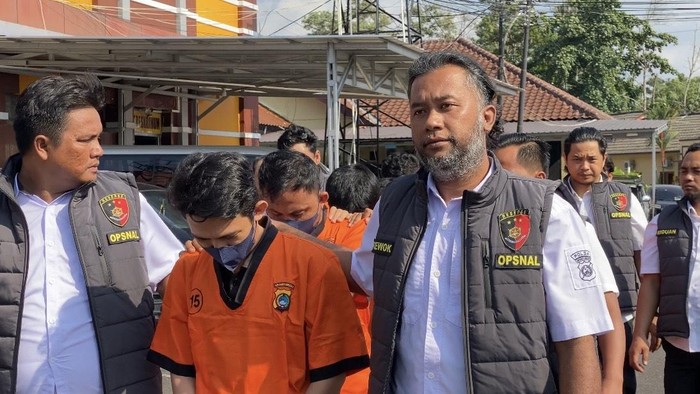 Tersangka saat dihadirkan ke hadapan media saat jumpa pers di Mapolda Babel.