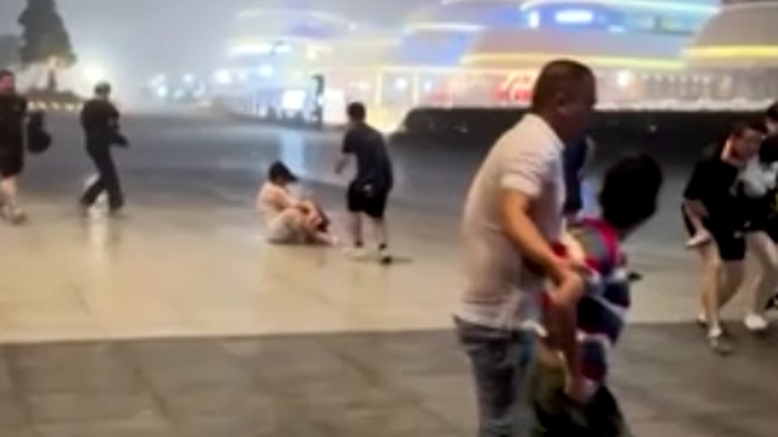 Topan Wipha menerjang Hong Kong dan beberapa kota di bagian selatan Tiongkok pada Minggu (20/7).
