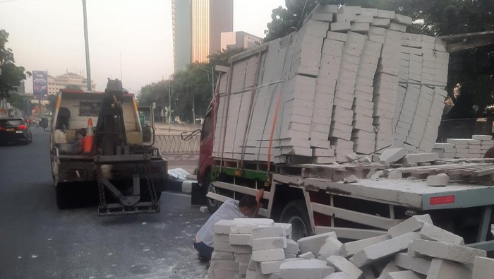 Truk Muatan Hebel Kecelakaan di Lampu Merah Kuningan, Lalin Tersendat