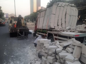 Truk Muatan Hebel Kecelakaan di Lampu Merah Kuningan, Lalin Tersendat