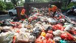 Truk Sampah Terbalik, Sampah Berserakan di Flyover Unisma