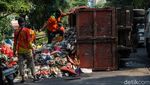 Truk Sampah Terbalik, Sampah Berserakan di Flyover Unisma