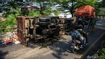 Truk Sampah Terbalik, Sampah Berserakan di Flyover Unisma