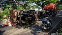 Truk sampah tersebut tengah melintas dan mengalami patah pada bagian ban.  