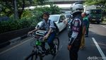 Truk Sampah Terbalik, Sampah Berserakan di Flyover Unisma