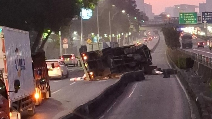 Truk terguling di sekitar Halte Tebet Eco Park (dok TransJakarta)