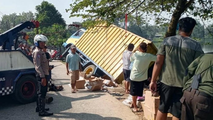 Truk terguling di Setu Jatijajar Depok (istimewa)