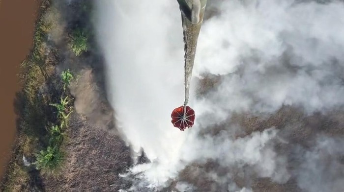Upaya pemadaman karhutla dengan helikopter water bombing di Jambi.