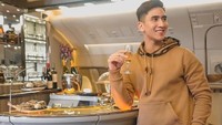 Terbang dengan pesawat first class, Verrell Bramasta perlihatkan suasana mini bar dalam pesawatnya. Fasilitas tersebut dimanfaatkannya untuk bersantai sejenak dengan minuman segar dalam durasi penerbangan yang panjang. Foto: Instagram/@bramastavrl