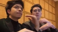 Verrell dan Atta Halilintar juga sempat membuat konten video bersama. Di sela-sela waktu makannya, mereka menunjukkan tarian yang menandakan betapa lezatnya hidangan yang disantap. Foto: Instagram/@bramastavrl