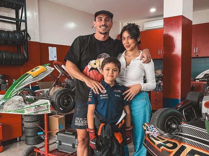 Vincent Verhaag dan Jessica Iskandar bersama El Barack